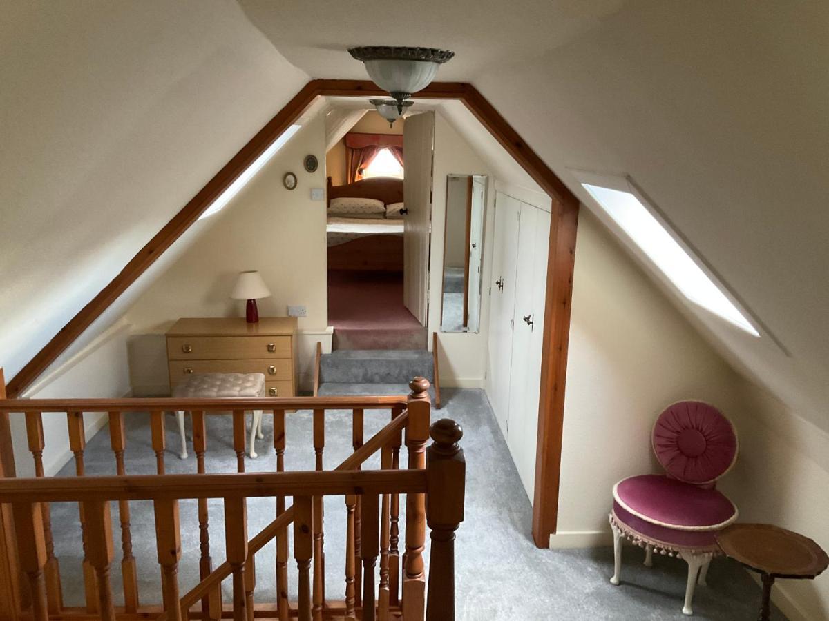 Three-Bedroom Old Cottage Free Parking Инвернес Екстериор снимка
