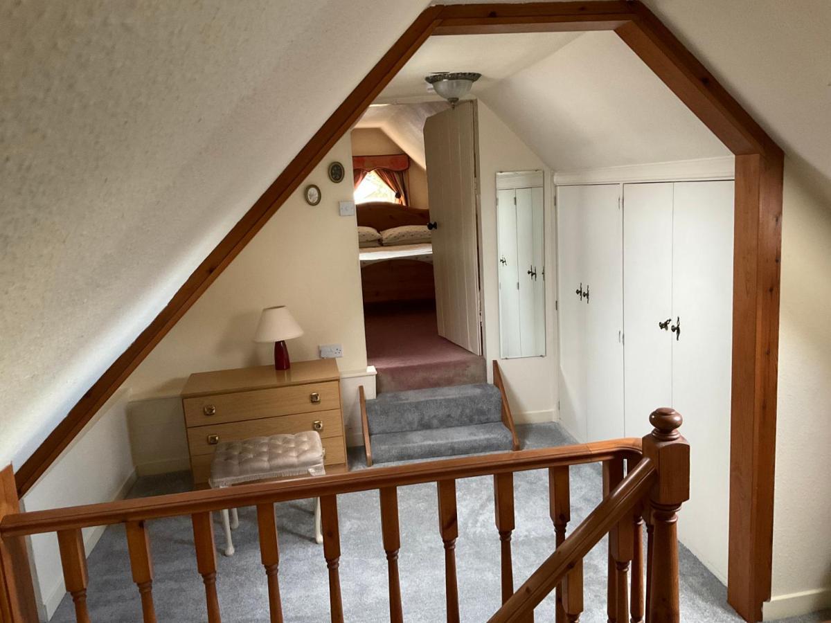 Three-Bedroom Old Cottage Free Parking Инвернес Екстериор снимка